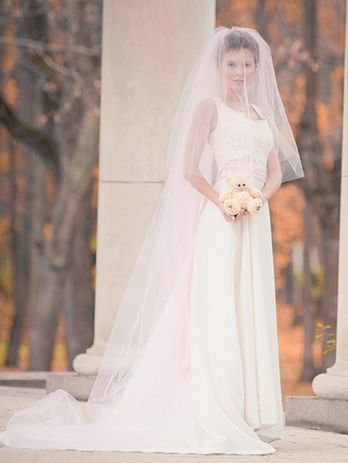 Свадебное платье на корсете с розовыми акцентами