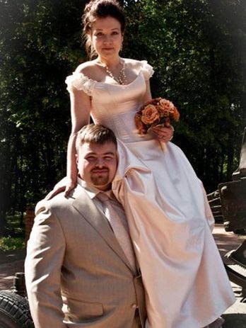 Свадебное кремовое платья в историческом стиле