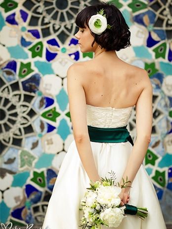 Спинка свадебного платья на корсете с изумрудным поясом