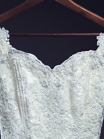Элементы свадебного платья: обтяжка расшитым гипюром корсета