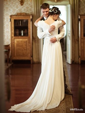 Свадебное платье со шлейфом в стиле ампир