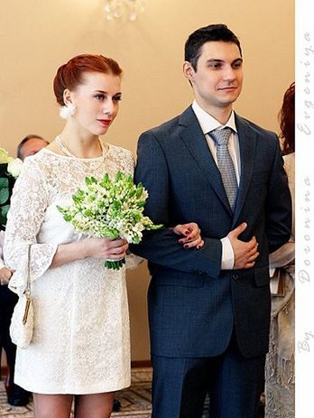 Свадебное короткое платье, покрытое тончайшим кружевом