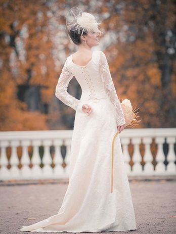 Свадебное корсетное платье, покрытое расшитым гипюром