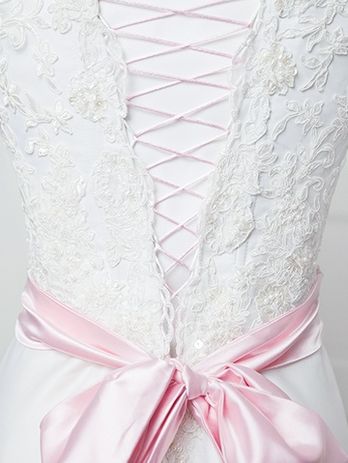 Корсетная спинка свадебного платья с розовыми элементами