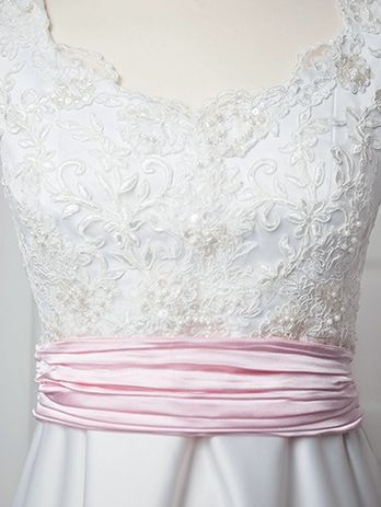 Элементы свадебного платья: вручную расшитый кружевом лиф
