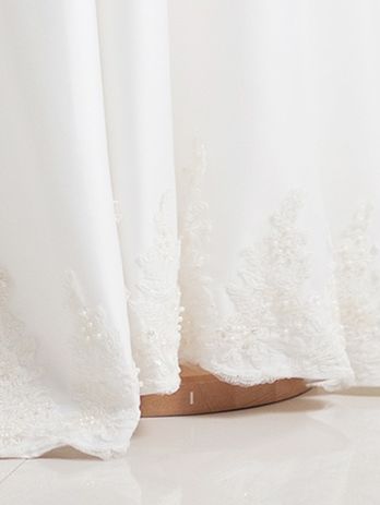 Элементы свадебного платья: подол платья, расшитый кружевными фестонами