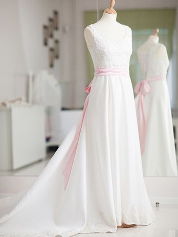 Свадебное корсетное платья с розовыми акцентами